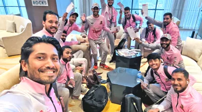এনামুল হক বিজয়ের সেফলিতে সতীর্থরা, হাতে পারশ্রমিকের টাকার প্রমাণ