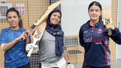 ব্যাট হাতে খুশি আফগান নারী ক্রিকেটাররা।