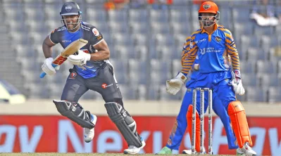 সকালে ঢাকায় এসেই দুপুরে মাঠে নেমে পড়েন আন্দ্রে রাসেল, ফলাফল ৪ রানে আউট। ছবি: দেশ রূপান্তর