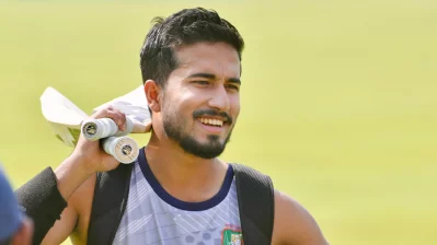 অনুশীলেন হাস্যোজ্জ্বল আফিফ। ছবি: দেশ রূপান্তর
