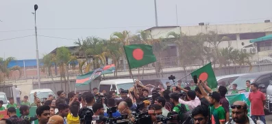 সিলেট বিমানবন্দরের বাইরে জনস্রোত।
