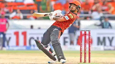 ৪৭ বলের ইনিংসে ১১ বাউন্ডারি ও ৬ ছক্কা