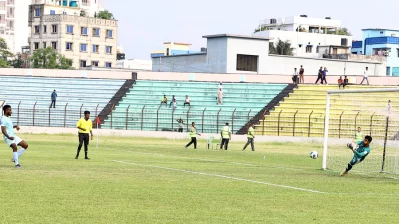 এমেকার শট ফিরিয়ে দেন শ্রাবণ