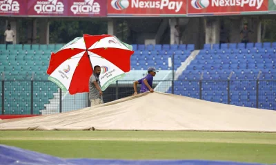 মধ্যাহ্নবিরতির সময় বৃষ্টি নেমেছিল। ছবি: মোশারফ ভুবন