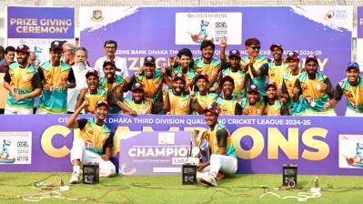 শিরোপা হাতে টেরিপাসের ক্রিকেটাররা। ছবি: বিসিবি