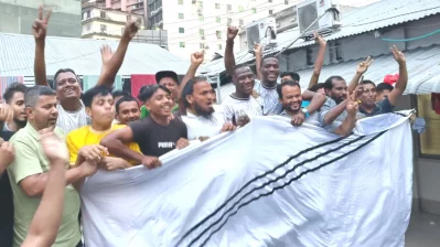 ক্লাব প্রাঙ্গনে মোহামেডানের সমর্থকদের সঙ্গে খেলোয়াড়দের উল্লাস।