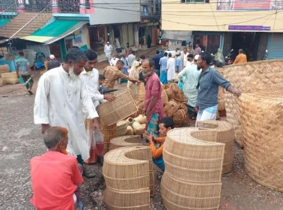 পেশাদার ও শৌখিন মাছ শিকারিদের আনাগোনায় জমে উঠেছে বাজার