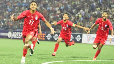 গোল শোধ করে বাংলাদেশকে ম্যাচে ফিরিয়েছিলেন জয় (জার্সি ১৭)।