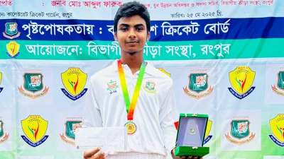 ফাইনাল সেরার পুরস্কার জিতেছেন বাধন শিকদার।