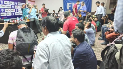 সংবাদ সম্মেলনে ছিলেন অনেক সংবাদিক। অনেককেই নিচে বসে কাভার করতে হয়।