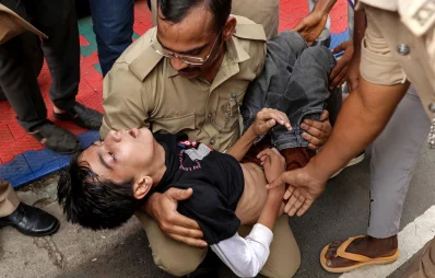 গুরুতর আহত একজনকে সরিয়ে নিচ্ছে পুলিশ।