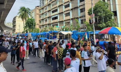 বাংলাদেশ-সিঙ্গাপুর ম্যাচ দেখতে দর্শকদের ভিড়। ছবি: মোশারফ ভুবন