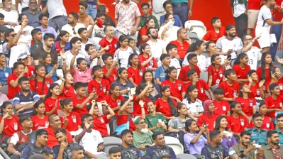 বাংলাদেশ নারী ফুটবল দল গ্যালারিতে। ছবি: দেশ রূপান্তর