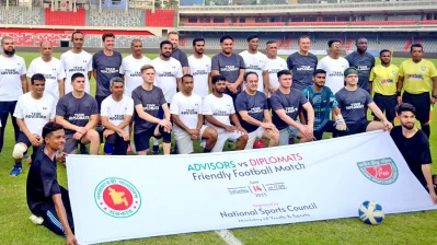 আইন উপদেষ্টা অধ্যাপক আসিফ নজরুল, ক্রীড়া উপদেষ্টা আসিফ মাহমুদ সজীব ভূইয়া এবং বাংলাদেশ ফুটবল ফেডারেশনের সভাপতি তাবিথ আউয়াল ছিলেন উপদেষ্টা দলের সদস্য। অপরদিকে, কূটনীতিক দলের হয়ে মাঠে নামেন স্পেনের রাষ্ট্রদূত গ্যাব্রিয়েল সিস্টিয়াগাসহ যুক্তরাষ্ট্র, যুক্তরাজ্য, ডেনমার্ক, নরওয়ে ও নেদারল্যান্ডসের কয়েকজন কূটনৈতিক কর্মকর্তা।