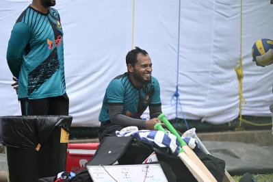 অনুশীলনের পাশাপাশি মুশফিকের খুনসুটি। ছবি: মোশারফ ভুবন