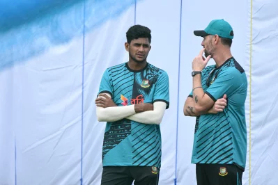 পেস বোলিং কোচ শন টেইটের সঙ্গে নাহিদ রানা। ছবি: মোশারফ ভুবন