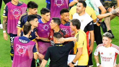 ম্যাচ শেষে ঝগড়া মেটাচ্ছেন ডি মারিয়া 