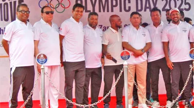 সাবেক অলিম্পিয়ান, সাবেক ফুটবলারদের সঙ্গে বিওএ সভাপতি সেনাপ্রধান ওয়াকার-উজ-জামান