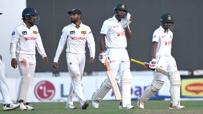 দিনশেষে মাঠ ছাড়ছেন তাইজুল ও এবাদত। ছবি: মোশারফ হোসেন, কলম্বো থেকে
