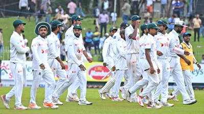 দ্বিতীয় দিন শেষে মাঠ ছাড়ছেন হতাশ ক্রিকেটাররা। ছবি: মোশারফ হোসেন, কলম্বো থেকে