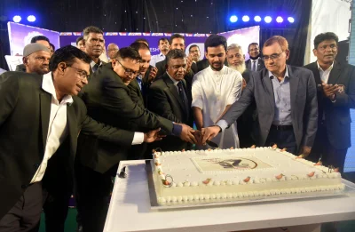 যুব ও ক্রীড়া উপদেষ্টা আসিফ মাহমুদ সজীব ভূঁইয়াসহ কেক কেটেছেন অভিষেক টেস্টের ক্রিকেটাররা।