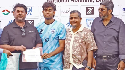 ট্রায়াল শেষে সার্টিফিকেট দেয়া হয় বাফুফে থেকে। ছবি: বাফুফে