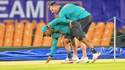 পিচ দেখছেন লিটন দাস ও শন টেইট। ছবি: মোশারফ হোসেন