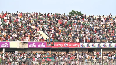 স্টেডিয়ামের গ্যালারিতে দর্শকরা। ছবি: দেশ রূপান্তর
