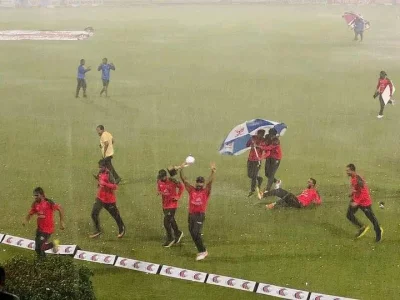 খেলা শেষে ট্রফি নিয়ে টাইগারদের বৃষ্টিভেজা আনন্দ। মিরাজ একটা ভিডিও শেয়ার করে লিখেন &lsquo;শৈশবে ফিরে গিয়েছিলাম&rsquo;।