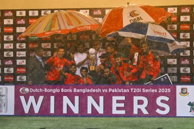 ঝুম বৃষ্টিতে ছাতার নিচে দাঁড়িয়ে টাইগারদের ফটোসেশন।