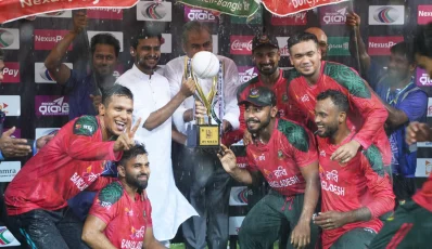 বৃষ্টির মাঝে সিরিজ জয়ের শিরোপা উদযাপন।