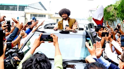 সিলেটে পৈতৃক বাড়িতে যাওয়ার পথে হামজাকে ঘিরে সাধারণ মানুষের উচ্ছ্বাস। ছবি: বাফুফে
