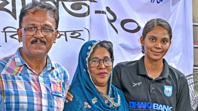 বাবা-মাকে নিয়ে বোনের খেলা দেখতে গিয়েছিলেন আফিদা। ছবি: দেশ রূপান্তর