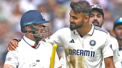 অদ্ভুত একটা ব্যাপার। কাউকে আউট করে ওভাবে বাহুডোরে নেওয়ার দরকার আছে কি? কাউন্টি ক্রিকেটে হলে হয়তো কেউ কনুই মেরে জবাব দিত!&rdquo;