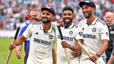 প্রষিদ্ধ কৃষ্ণা ও আকাশদিপের মাঝে মোহাম্মদ সিরাজ। ছবি: এক্স