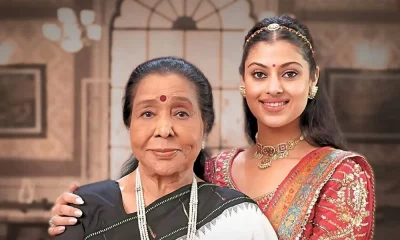 কিংবদন্তি সঙ্গীতশিল্পী আশা ভোঁসলের সঙ্গে জনাই ভোঁসলে।
