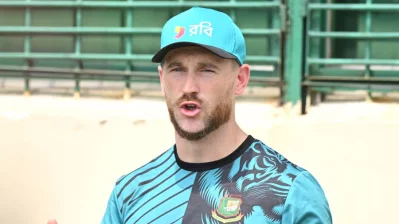 সাংবাদিকদের সঙ্গে কথা বলেছেন ট্রেনার নাথান কেলি। ছবি : দেশ রূপান্তর।