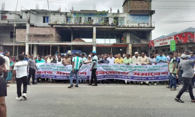 সংশ্লিষ্ট কর্তৃপক্ষের অনুরোধে মহাসড়ক ছেড়ে সড়কের পাশে বিক্ষোভ করে অন্দোলনকারীরা। ছবি: দেশ রূপান্তর