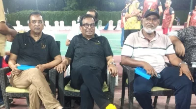 এক ফ্রেমে দেশের তিন কিংবদন্তি ফুটবলার আশরাফ উদ্দীন আহমেদ চুন্নু আবদুল গাফ্ফার ও শেখ মোহাম্মদ আসলাম। ছবি: মুসাহো মুকুল