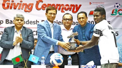 ২০২৪-২৫ মৌসুমে বাংলাদেশ প্রিমিয়ার লিগের সর্বোচ্চ গোলাদাতার পুরস্কার বুঝে পেয়েছেন রহমতগঞ্জের স্যামুয়েল বোয়াটেং 