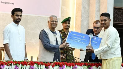 বান্দরবানের উছাই মং মার্মা নিচ্ছেন পুরস্কার