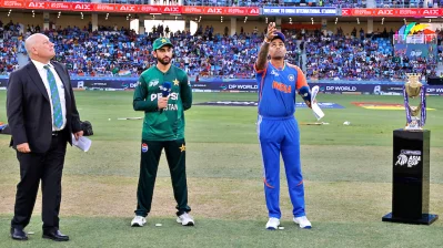 ভারত-পাকিস্তান ম্যাচের টস পর্যবেক্ষণ করছেন ম্যাচ রেফারি অ্যান্ডি পাইক্রফট