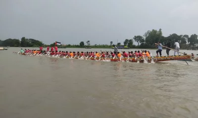 বাহারি নামের অন্তত ২০টি নৌকা প্রতিযোগিতায় অংশ নেয়। ছবি: প্রতিনিধি 