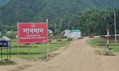 শূন্য রেখায় প্রশাসনের পক্ষ থেকেও সতর্কমূলক সাইনবোর্ড দেওয়া হয়েছে। ছবি: প্রতিনিধি