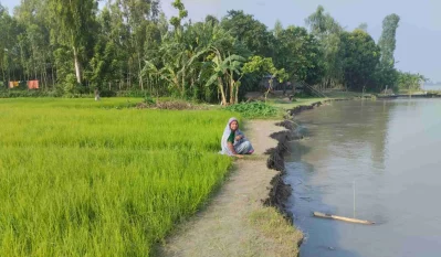 প্রতিদিন চার থেকে পাঁচ ফুট পরিমাণ এলাকা ভেঙে যাচ্ছে। ছবি: দেশ রূপান্তর