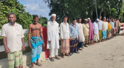 কংক্রিট সংযোগ সড়ক দ্রুত সংস্কারের দাবিতে এলাকাবাসীর মানববন্ধন
