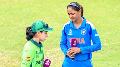 নারী বিশ্বকাপের ম্যাচেও পাকিস্তান অধিনায়কের সাথে করমর্দন করেননি ভারত অধিনায়ক । ফাইল ছবি