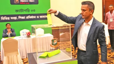 সকালে ভোট দিচ্ছিলেন খালেদ মাসুদ পাইলট। ছবি: দেশ রূপান্তর
