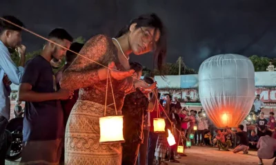 এক ক্ষুদ্র নৃগোষ্ঠীর এক তরুণীর হাতে লণ্ঠন। ছবি: প্রতিনিধি  