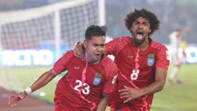 বাংলাদেশের জার্সিতে শমিতের প্রথম গোলের পর তাকে নিয়ে হামজার উল্লাস। তবে হারে শেষটা হয় কষ্টের। ছবি : মোশারফ হোসেন।